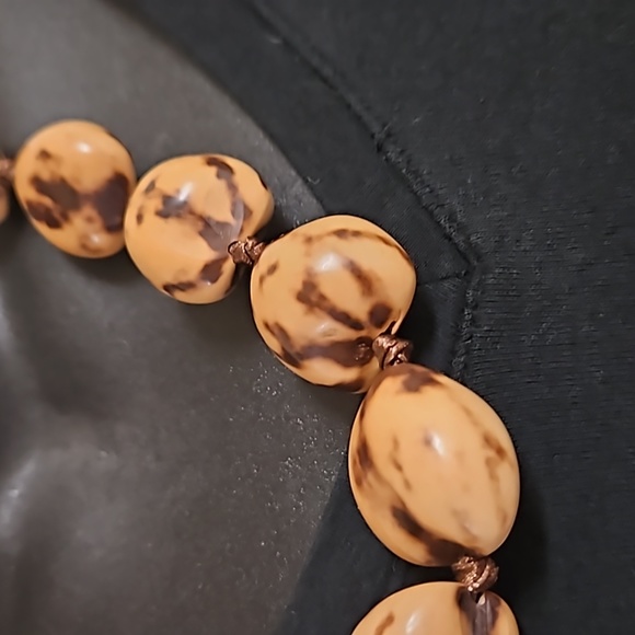 20" Tiger Kuki Nut Shell Lei with Ribbon - Necklace - Picture 2 of 5